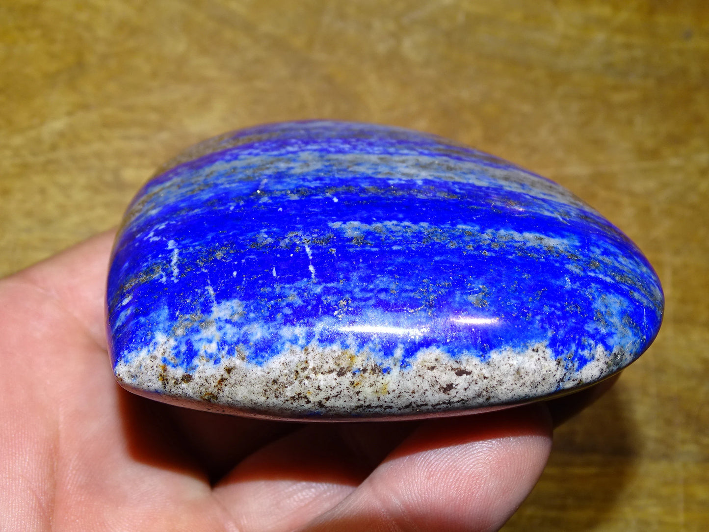 Coeur en lapis lazuli de taille L, 8,6 x 7,2 x 2,6 centimètres - 300gr. Belles finitions, des veines de pyrite dorée naturelles, le bleu des pharaons, magnifique pièce !