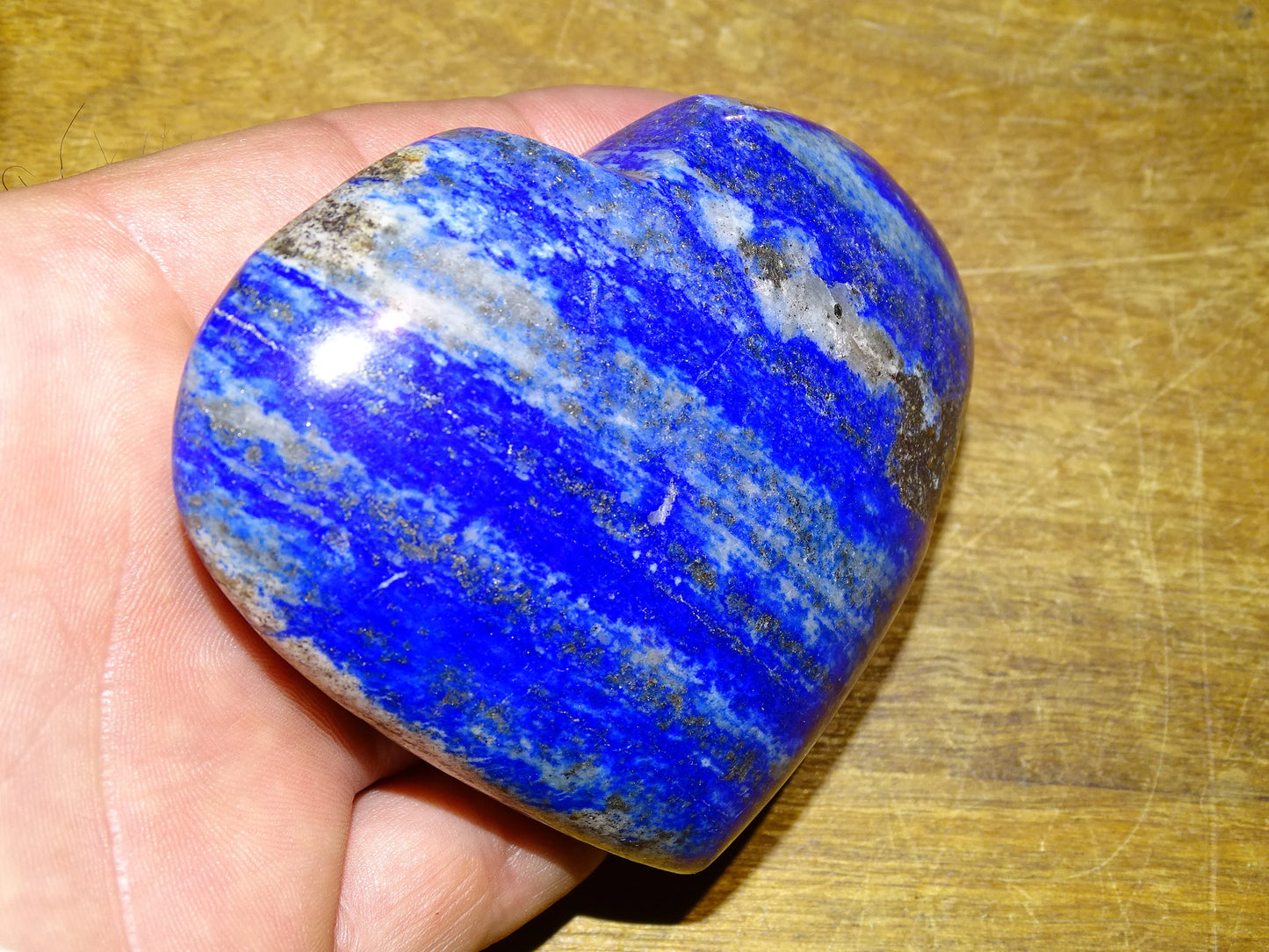 Coeur en lapis lazuli de taille L, 8,6 x 7,2 x 2,6 centimètres - 300gr. Belles finitions, des veines de pyrite dorée naturelles, le bleu des pharaons, magnifique pièce !