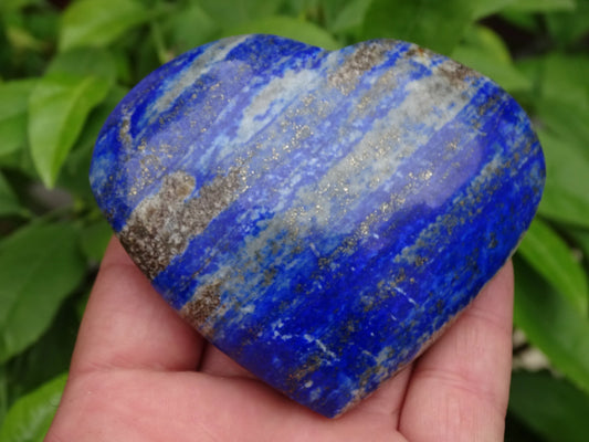 Coeur en lapis lazuli de taille L, 8,6 x 7,2 x 2,6 centimètres - 300gr. Belles finitions, des veines de pyrite dorée naturelles, le bleu des pharaons, magnifique pièce !