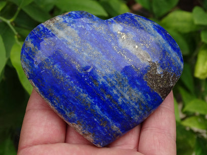 Coeur en lapis lazuli de taille L, 8,6 x 7,2 x 2,6 centimètres - 300gr. Belles finitions, des veines de pyrite dorée naturelles, le bleu des pharaons, magnifique pièce !