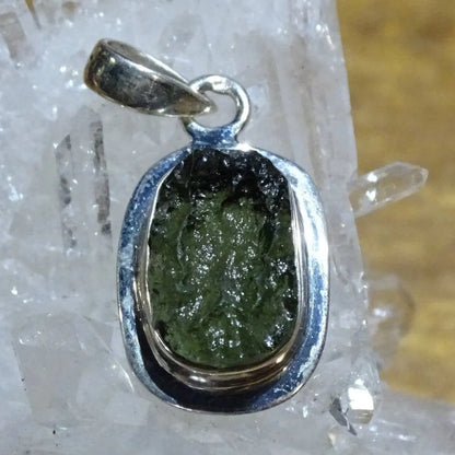MOLDAVITE - Pendentif en Argent de 3,6 grammes. 30x15x0,8mm. Magnifique pièce !