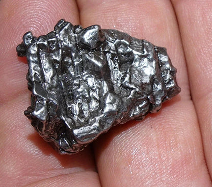 Météorite Campo Del Cielo d'Argentine de 31x25x22 mm - 32,9 gr. Très belle qualité, morceau entier et compact !