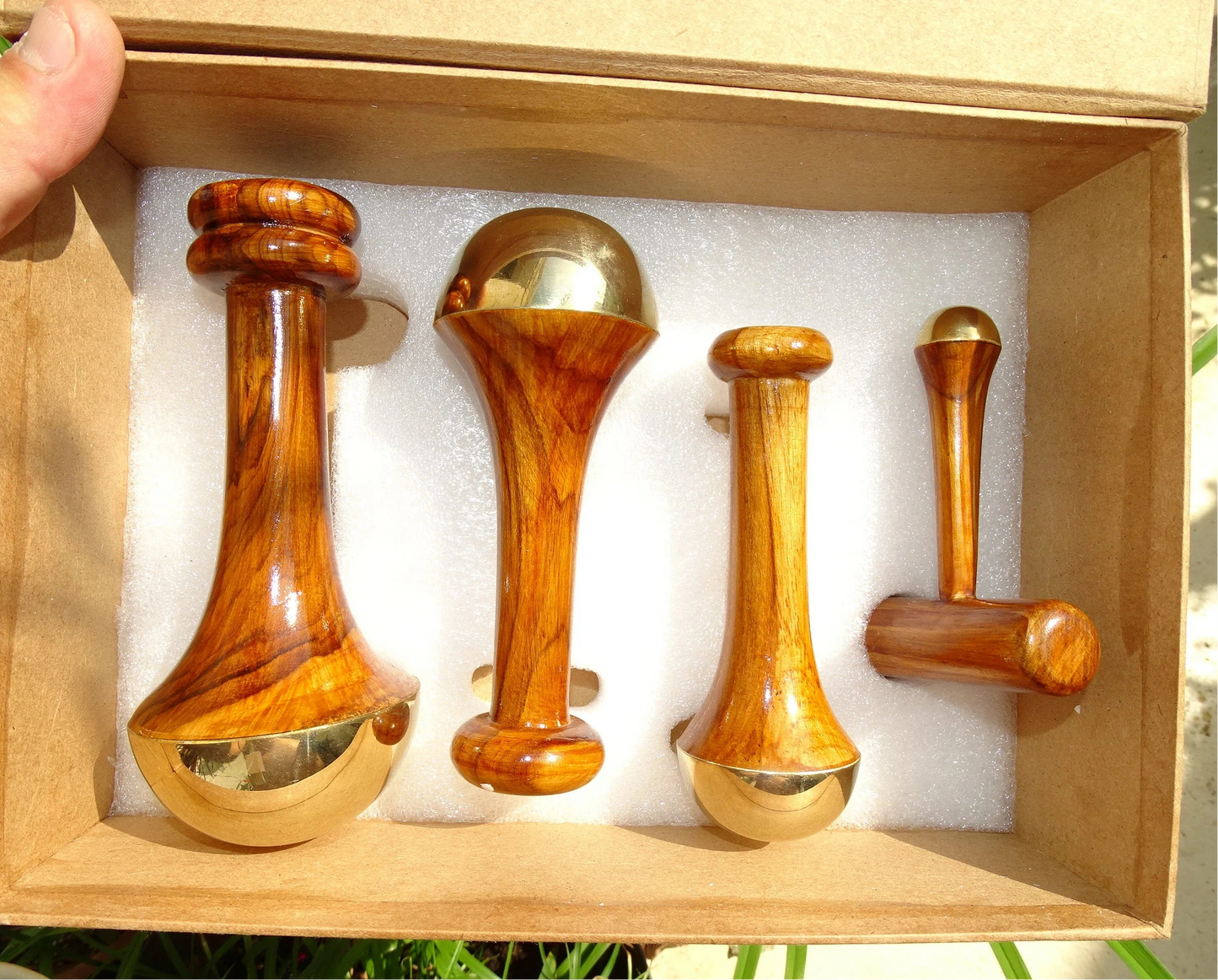 Coffret de massage ayurvédique – Set de 4 baguettes Kansa en bronze (cuivre + étain) avec manches en teck – 30 x 23 cm – 912 gr. !