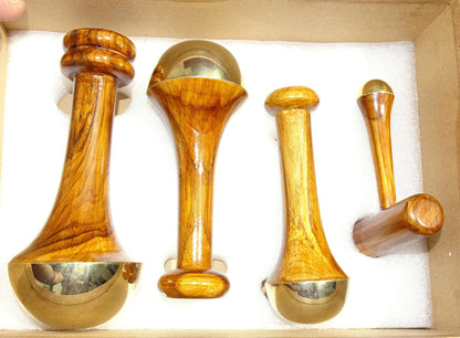 Coffret de massage ayurvédique – Set de 4 baguettes Kansa en bronze (cuivre + étain) avec manches en teck – 30 x 23 cm – 912 gr. !