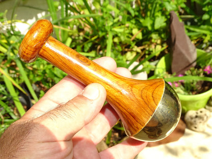 Coffret de massage ayurvédique – Set de 4 baguettes Kansa en bronze (cuivre + étain) avec manches en teck – 30 x 23 cm – 912 gr. !