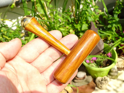 Coffret de massage ayurvédique – Set de 4 baguettes Kansa en bronze (cuivre + étain) avec manches en teck – 30 x 23 cm – 912 gr. !