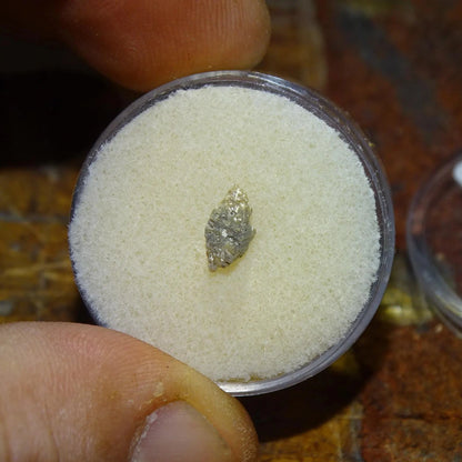 Anatase Diamantina, 8 mm x 3,3 x 3,3 - 1 gramme environ. Beau spécimen, cristaux parfois teintés de bleu (Titane) ou d’or !