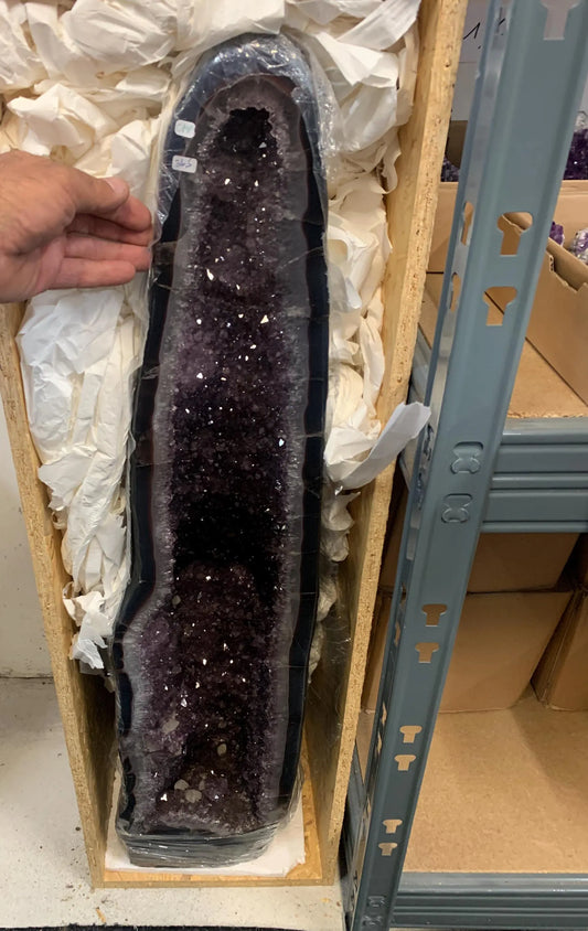 Géode d'améthyste 'cathédrale' de 36,5 kg - 90 x 17 cm. Superbe qualité AA, en provenance du Brésil. Incroyables effets positifs pour vos collections, expositions...parfait !