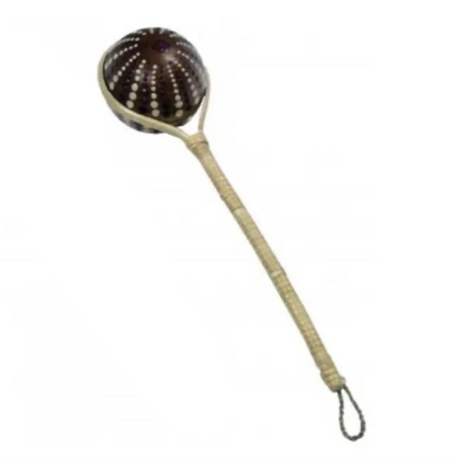 Sélection de divers modèles au choix de maracas, hochet ou shaker, fait en bois, potiron et osier...