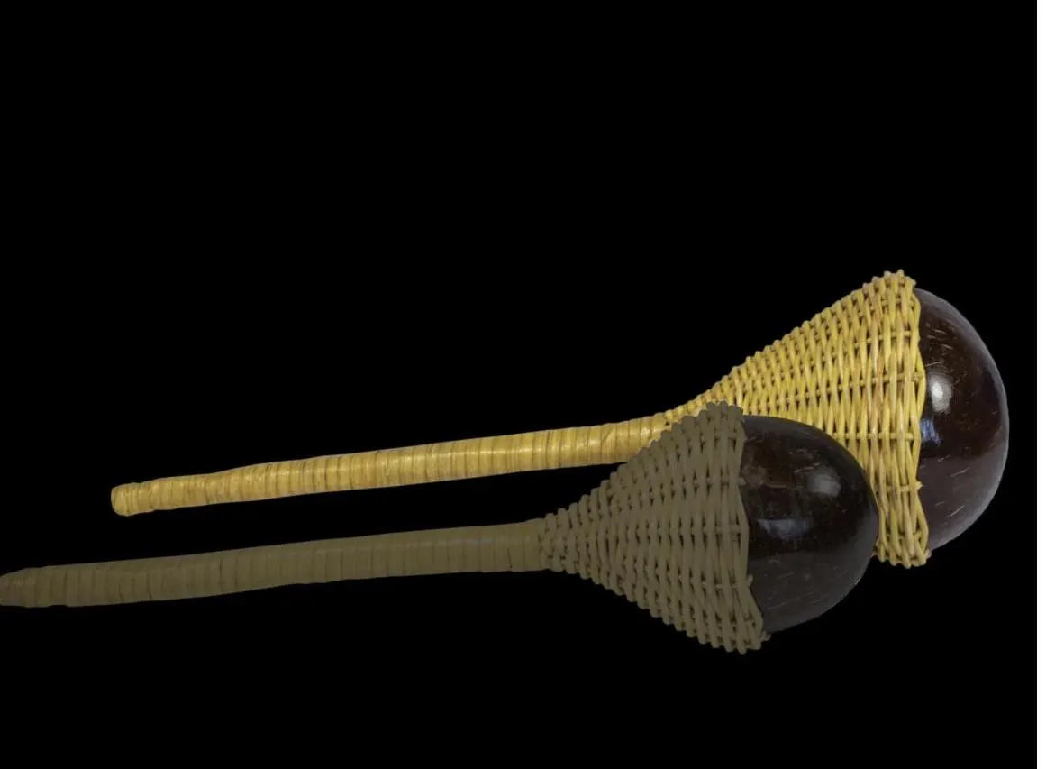Sélection de divers modèles au choix de maracas, hochet ou shaker, fait en bois, potiron et osier...