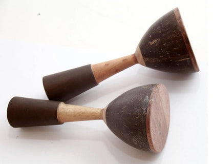 Sélection de divers modèles au choix de maracas, hochet ou shaker, fait en bois, potiron et osier...