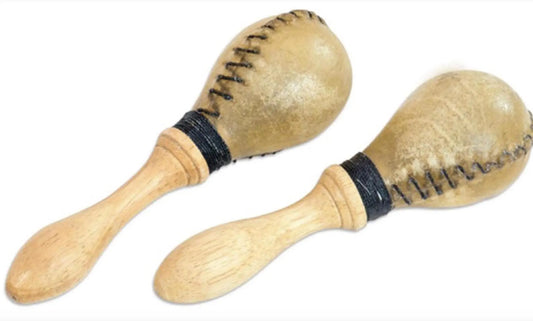 Hochet/ Maracas en bois tourné et peau de chèvre - ± 32 cm/ ± 200 gr.