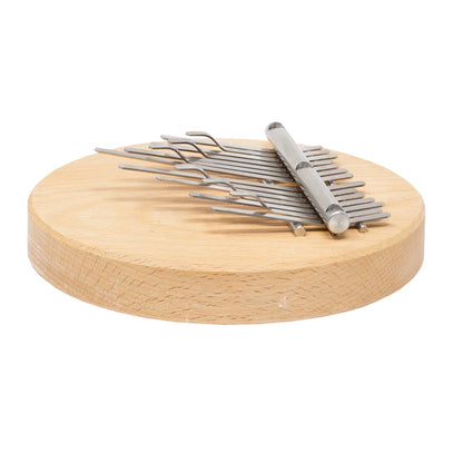 Kalimba 14 notes de chez 'Hands on Drum', avec ou sans aimant intégré (pour fixation sur un cajon ou un tambour). •Ø 14 centimètres - 14 × 14 × 5 cm