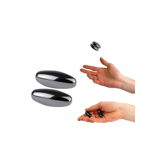 Hématite magnétique 'Power magnet', vendu par paire, 4 ou 6 centimètres, 2 finitions : naturelle ou titane ! Puissance : entre 1 200 à 1 300 gauss. Sert aussi de 'crotale' en musique, jeter en l'air, cela produit un son unique et vibrant !