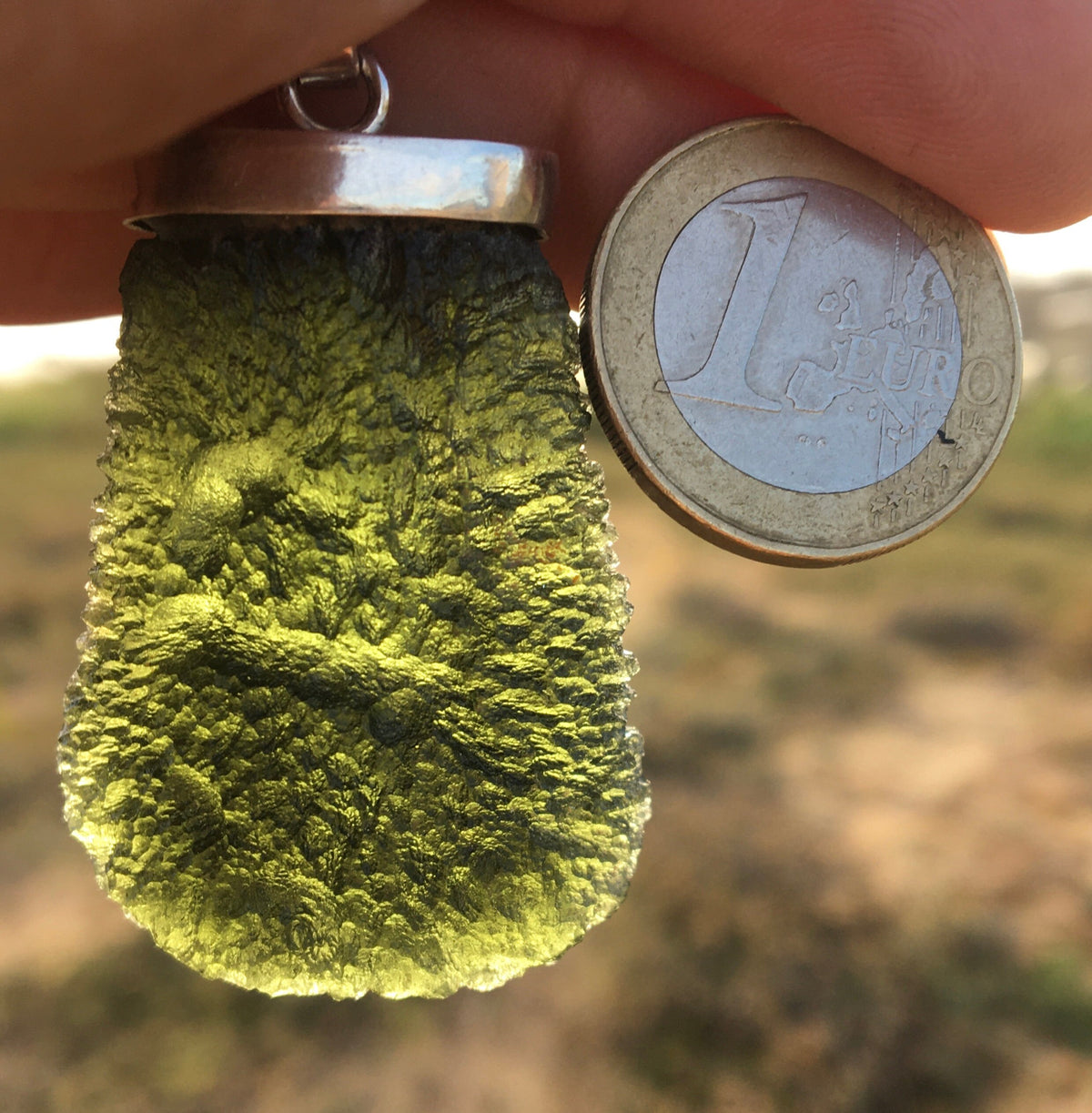 Superbe pendentif en moldavite naturelle de 27 grammes – monté en argent massif. 40×30×10 mm. Pièce rare et d’exception !