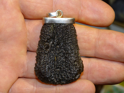 Superbe pendentif en moldavite naturelle de 27 grammes – monté en argent massif. 40×30×10 mm. Pièce rare et d’exception !