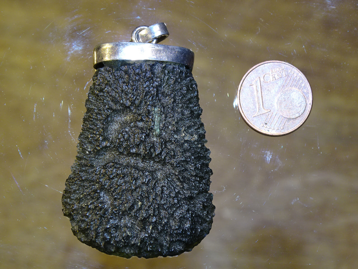 Superbe pendentif en moldavite naturelle de 27 grammes – monté en argent massif. 40×30×10 mm. Pièce rare et d’exception !