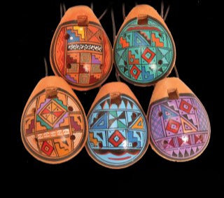 Ocarina en terre cuite avec des dessins typique du Pérou. 3 modèles au choix ! Des sons profonds comme la terre !