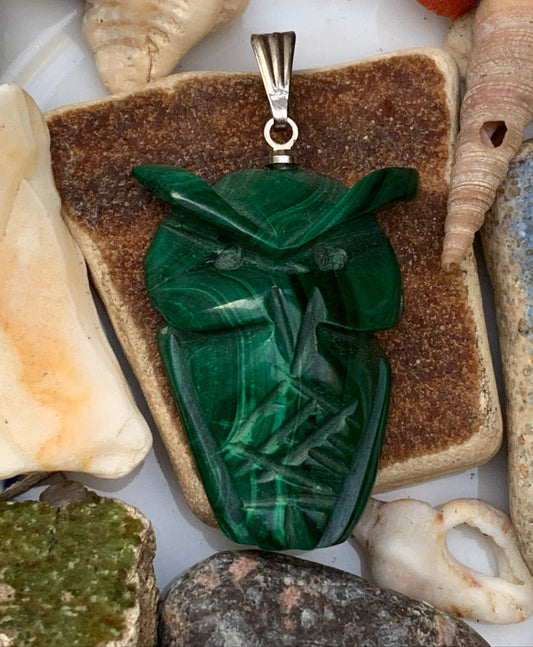 Malachite, superbe pendentif de 40 mm de hauteur x 22 de largeur x 9 d'épaisseur. Avec cordon noir réglable