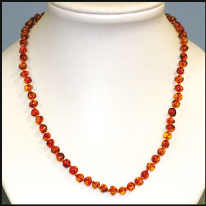 Ambre 'Cognac', perles de formes libres de 5/7 mm, vendu en collier de 45 m. Fermoir à vis. Qualité AA à AAA !