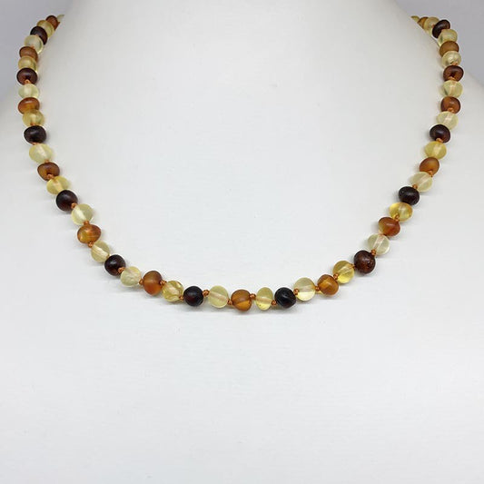 Ambre finition 'dépoli/ mat', perles de 5/7 mm, collier de 50 cm. Fermoir de type vis. Qualité AA à AAA !