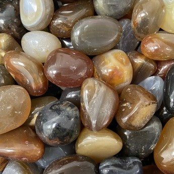 Agate naturelle, perles rondes de 6 ou 8 mm. Vendu en fil de perle 38/39 cm, en bracelet de 17 à 21cm, en collier de 45 ou sautoir de 60cm. Qualité AA à AAA !
