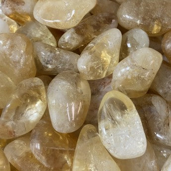 Citrine (quartz), perles rondes de 4, 6 ou 8 mm. Vendu en fil de perle 38/39 cm, en bracelet de 17 à 21cm, en collier de 45 ou sautoir de 60cm. Qualité AA à AAA, superbes perles, un jaune cristalin incroyable !
