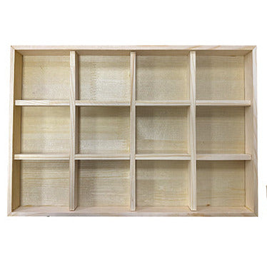 Plateau en bois (Pin) à 12 compartiments, idéal pour organiser et présenter vos objets, que ce soit pour des bijoux, des accessoires ou des articles de décoration