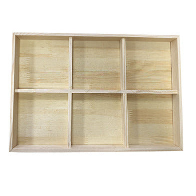 Plateau en bois (Pin) à 6 compartiments, idéal pour organiser et présenter vos objets, que ce soit pour des bijoux, des accessoires ou des articles de décoration