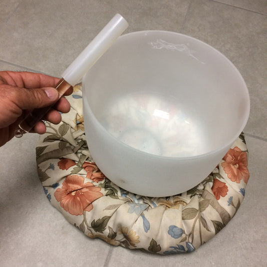 Bol chantant en cristal givré 432 Hz, de 25 à 40 cm. Notes au choix, vendu à l’unité ou en set de 7, avec maillet & anneau !