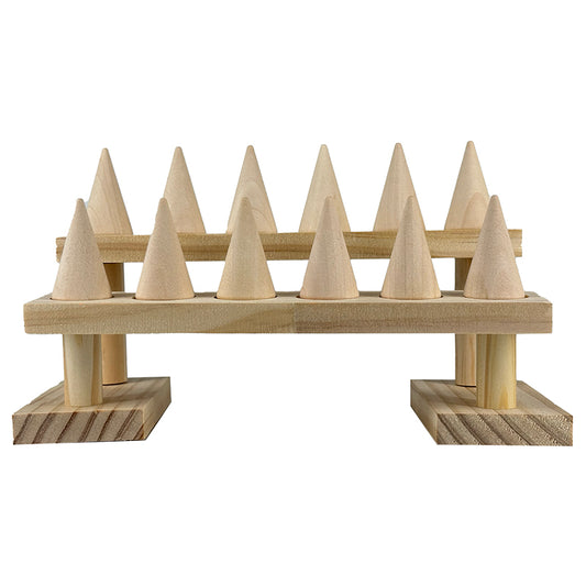 Présentoir artisanal en bois (Pin) de 12 cônes amovibles, offrant une flexibilité maximale pour exposer vos bagues préférées