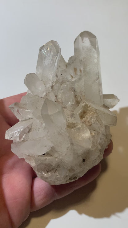 Cristal de roche (Brésil) - Druse de cristaux avec inclusions - 120 L x 90 l x 80 h mm - 421,7 grammes - Superbe pièce !