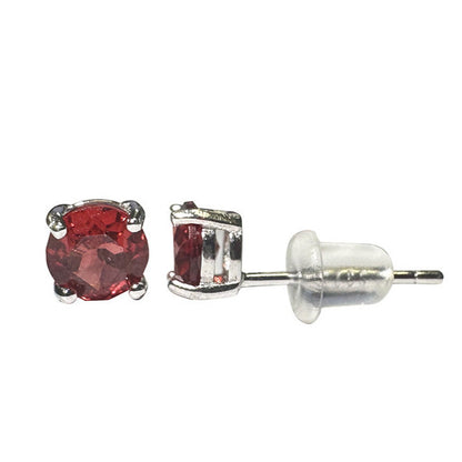 Puces/ Clous/ Boucles d'oreilles en 'grenat almandin', qualité AA à AAA. Finition Argent 0.925, aux reflets lumineux et scintillants, taillés pour capter la lumière sous tous les angles, parfait !