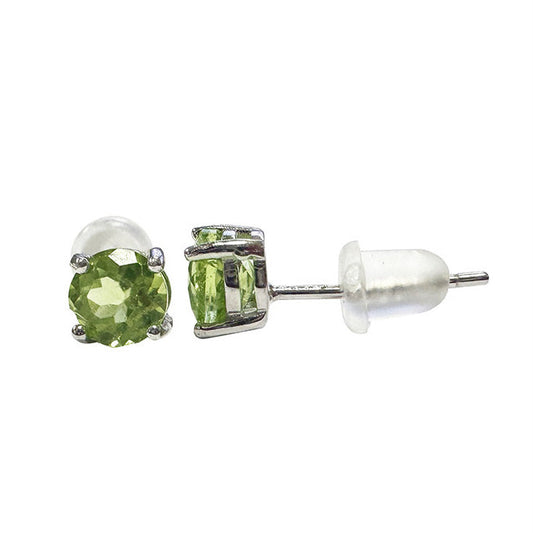Puces/ Clous/ Boucles d'oreilles en Péridot, qualité AA à AAA. Finition Argent 0.925, aux reflets lumineux et scintillants, taillés pour capter la lumière sous tous les angles, parfait !