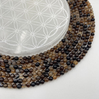Agate naturelle, perles rondes de 6 ou 8 mm. Vendu en fil de perle 38/39 cm, en bracelet de 17 à 21cm, en collier de 45 ou sautoir de 60cm. Qualité AA à AAA !