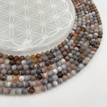 Agate Bostwana, perles rondes de 6 ou 8 mm, vendu en fil de perle ± 40 cm, en bracelet de 17 à 21cm, en collier de 45 ou sautoir de 60cm. Qualité AA à AAA !