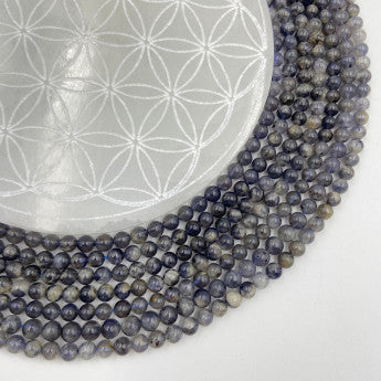 Iolite/ Cordiérite, perles rondes de 6 ou 8 mm. Vendu en fil de perle 38/39 cm, en bracelet de 17 à 21cm, en collier de 45 ou sautoir de 60cm. Qualité AA à AAA !