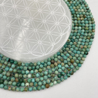 Turquoise de qualité Extra du Pérou, perles rondes de 6 et 8 mm, vendu en fil de perle 38/39 cm, en bracelet de 17 à 21 cm, en collier de 45 ou sautoir de 60 cm. Qualité AA à AAA, parfait !