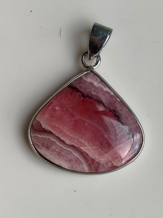 Rhodochrosite, pièce unique en Argent de 38 mm x 26 x 6. Vendu avec un cordon noir réglable