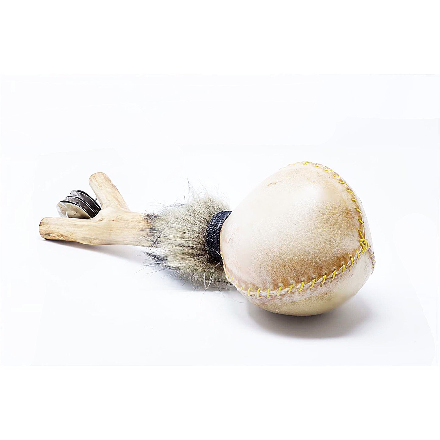 Hochet en bois et peau de chèvre avec cymbales - ± 39 x 11 x 12 cm/ ± 340 gr.