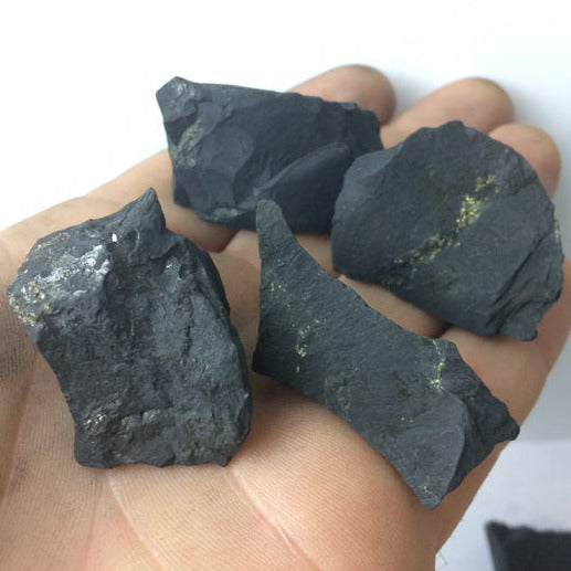 Shungite argentée – vente au kg, 3 tailles disponibles de 3 à 18 cm – protège des ondes et favorise l’ancrage, idéale pour la lithothérapie