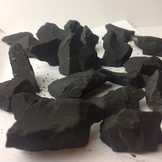 Shungite argentée – vente au kg, 3 tailles disponibles de 3 à 18 cm – protège des ondes et favorise l’ancrage, idéale pour la lithothérapie
