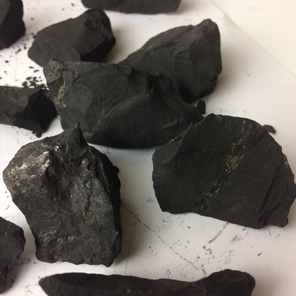 Shungite argentée – vente au kg, 3 tailles disponibles de 3 à 18 cm – protège des ondes et favorise l’ancrage, idéale pour la lithothérapie