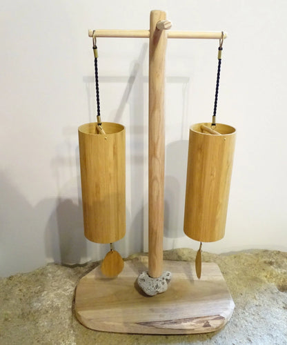 Création Zen Crurisoity, supports en bois pour carillon de style Koshi, Zaphir ou autres, de 45 centimètres de hauteur, base de 20 x 20cm.. Convient également pour cymbale Tibétaine (Tingsha). Option finition 'mat' ou 'brillant', parfait !